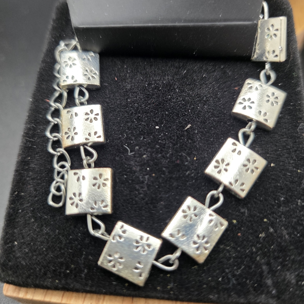 Paparazzi Silver Floral Square Bracelet (964) - Picture 2 of 3